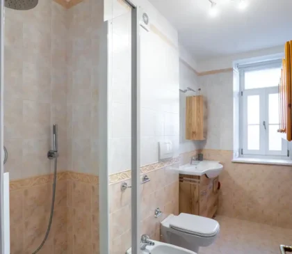 Bagno con doccia nell’appartamento in Via Faloria a Cortina d’Ampezzo