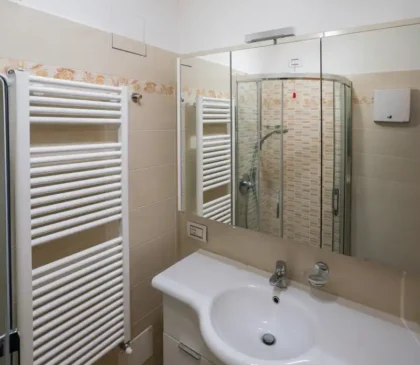 Bagno moderno con cabina doccia e finiture di pregio a Mortisa