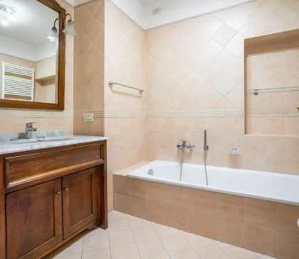 Bagno con vasca da bagno funzionale nell’appartamento Via Faloria a Cortina