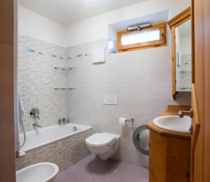 Bagno con vasca nell’appartamento Mortisa a Cortina