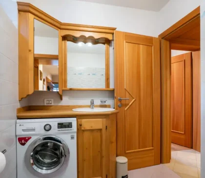 Bagno con vasca ampia e accogliente nell’appartamento Mortisa