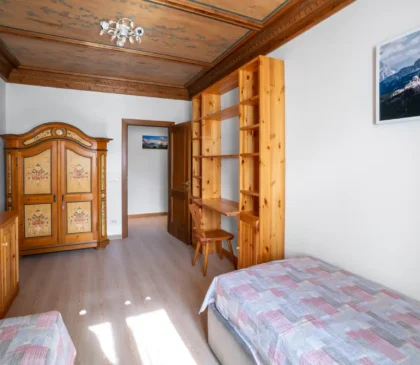 Camera doppia accogliente con mobili in legno chiaro a Via Faloria, Cortina d’Ampezzo