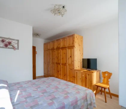 Camera matrimoniale accogliente con elementi alpini a Via Faloria, Cortina d’Ampezzo