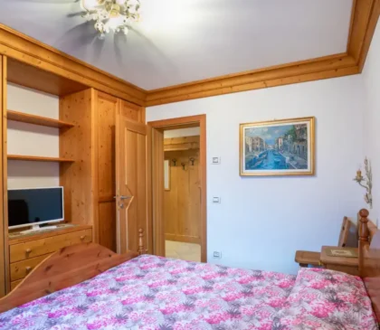 Interno luminoso della camera matrimoniale nell’appartamento Mortisa