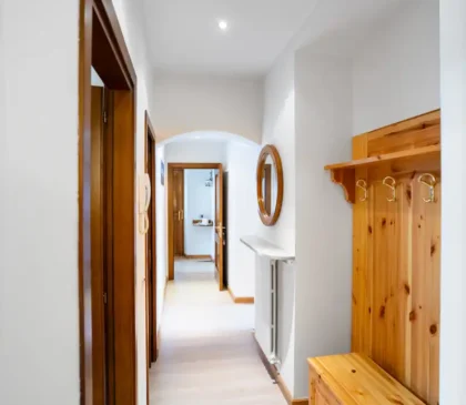 Corridoio interno ampio e ben illuminato nell’appartamento di Cortina d’Ampezzo