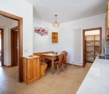 Cucina moderna e attrezzata nell’appartamento Via Faloria a Cortina d’Ampezzo