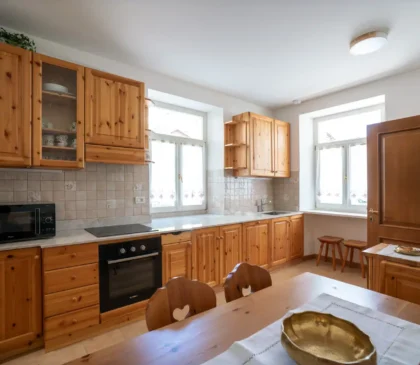 Cucina accogliente con finiture pratiche a Via Faloria, Cortina d’Ampezzo