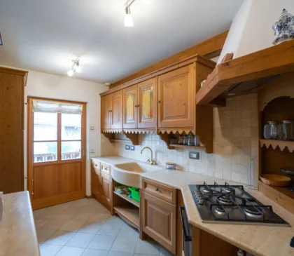 Cucina completamente attrezzata nell’appartamento di Mortisa a Cortina d'Ampezzo