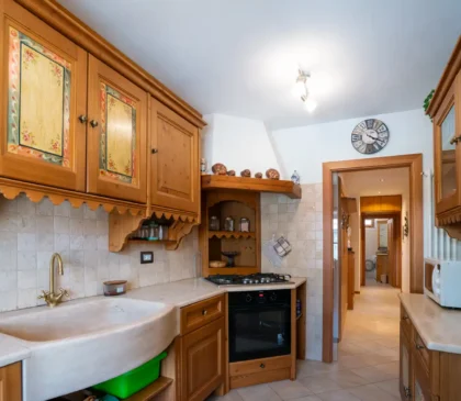 Cucina moderna e accessoriata – Appartamento Mortisa