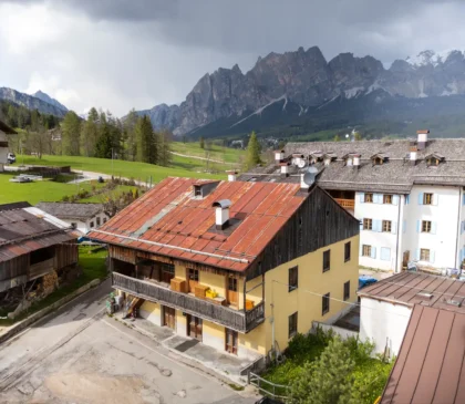 Foto aerea dall’alto con drone dell’appartamento Mortisa