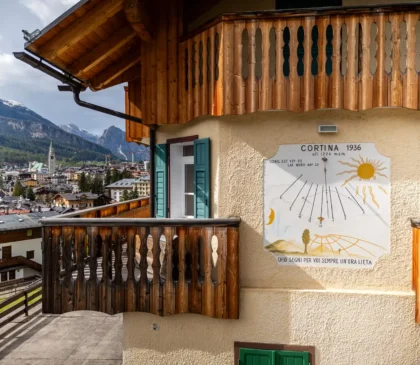 Meridiana dipinta a mano del 1936 sull’esterno dell’appartamento di Via Faloria a Cortina d’Ampezzo
