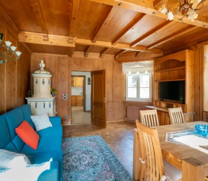 Salotto con pareti e soffitto in legno naturale a Via Faloria, Cortina d’Ampezzo
