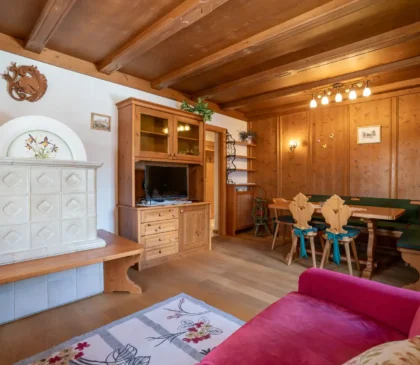 Accogliente salotto in legno nell'appartamento nel villaggio di Mortisa a Cortina d'Ampezzo