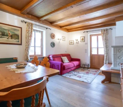 Interni caldi e vista sulle Dolomiti dal salotto a Mortisa