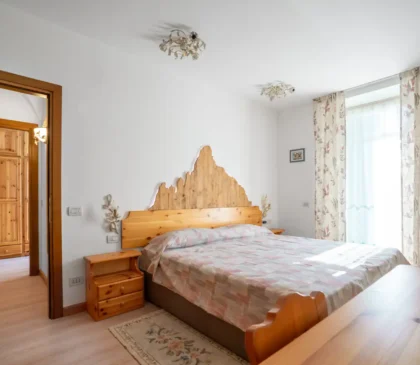 Seconda camera matrimoniale con testiera intagliata a mano a Via Faloria, Cortina d’Ampezzo
