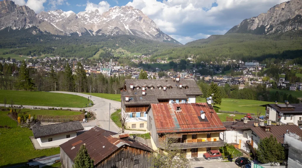 Foto dal drone dell’abitato di Mortisa e del centro di Cortina d’Ampezzo