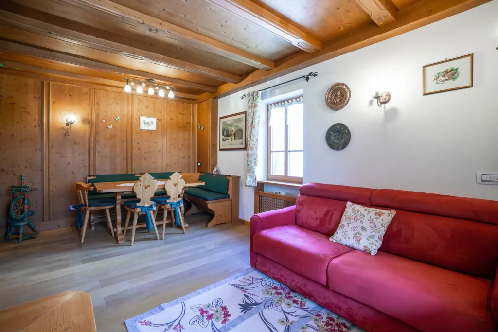 Foto del salotto in legno dell’appartamento a Mortisa, Cortina d’Ampezzo