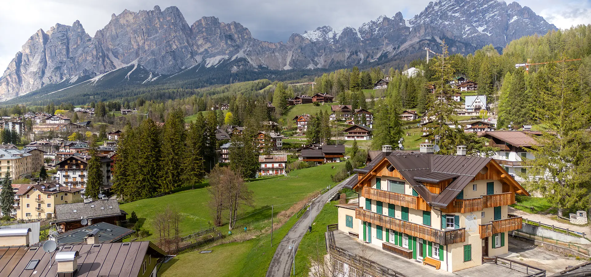 Vista esterna panoramica dell’appartamento in affitto a Via Faloria, Cortina d’Ampezzo